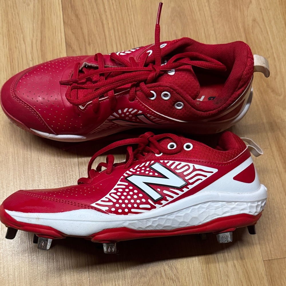 New balance women’s size 8 softball cleats, Red white velour fresh foam Cleats